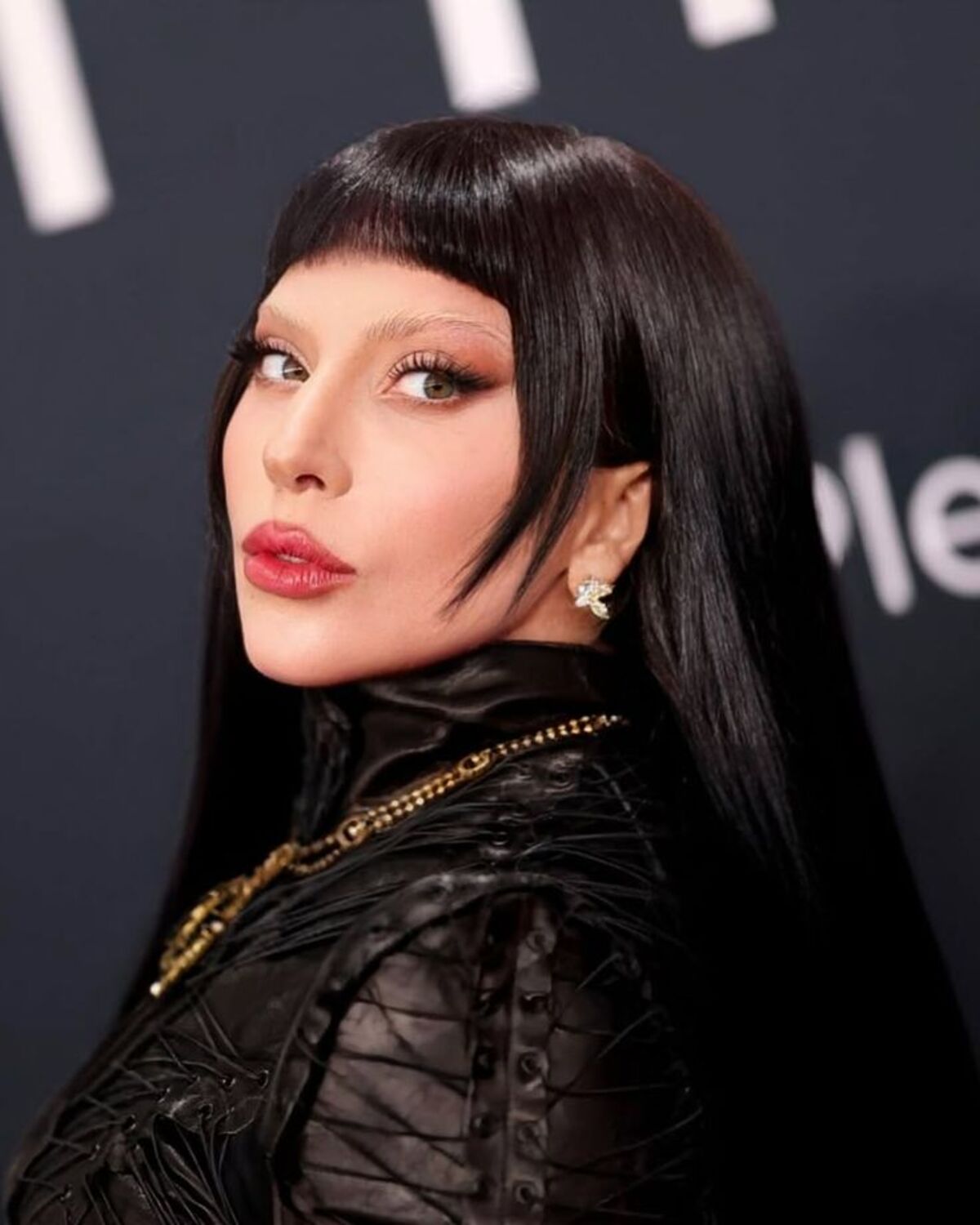 Imagem de Lady Gaga com sobrancelhas descoloridas.