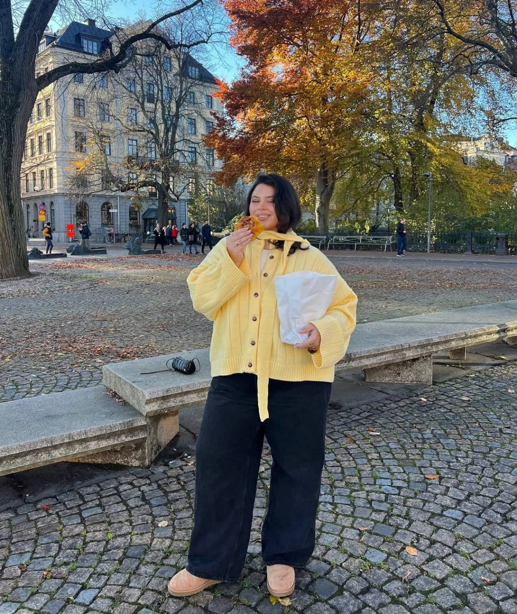 sueter-colorido-e-calca Look plus size com suéter amarelo e calça preta ampla