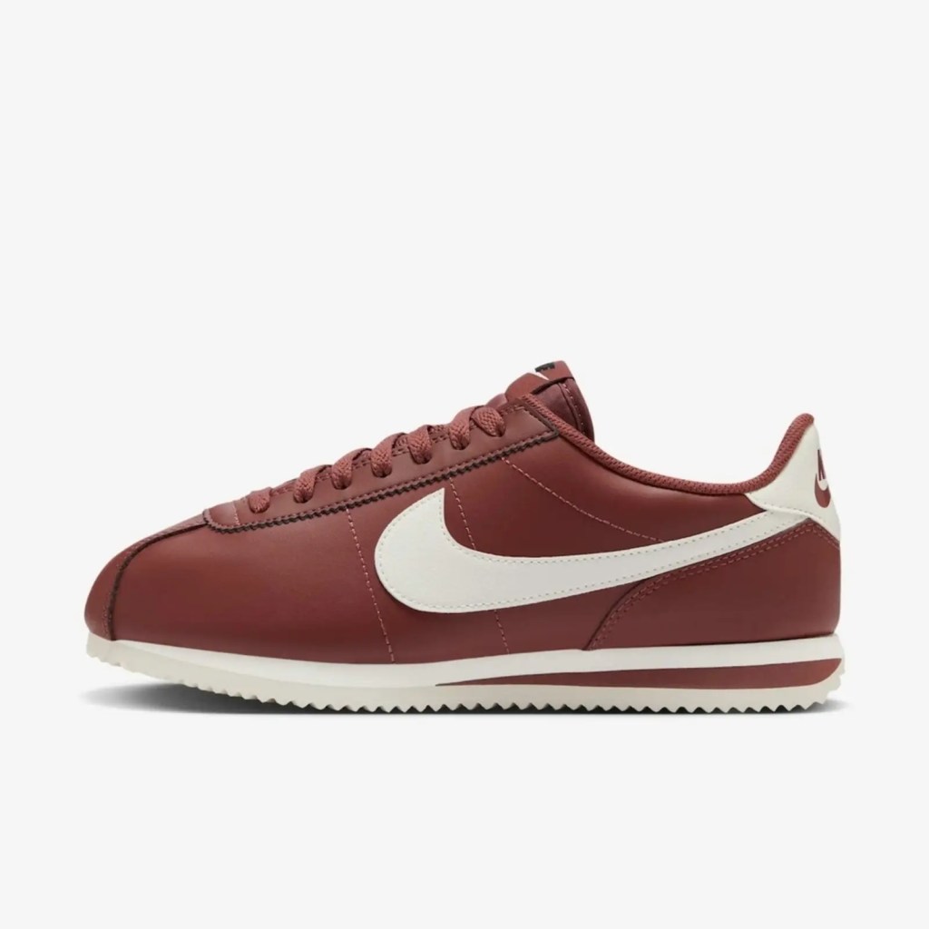 Foto de um tênis marrom da Nike
