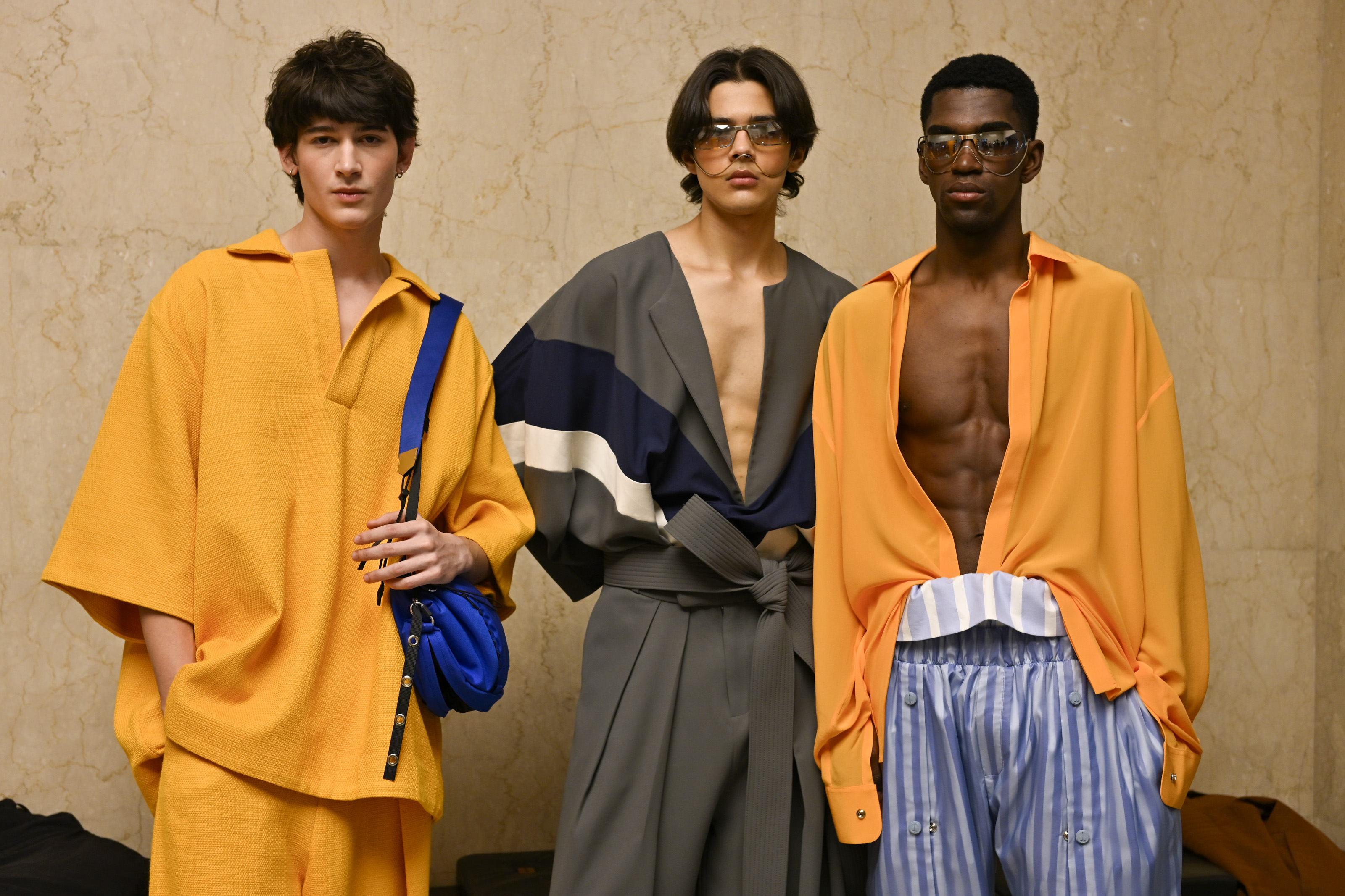Foto de três modelos com look de João Pimenta