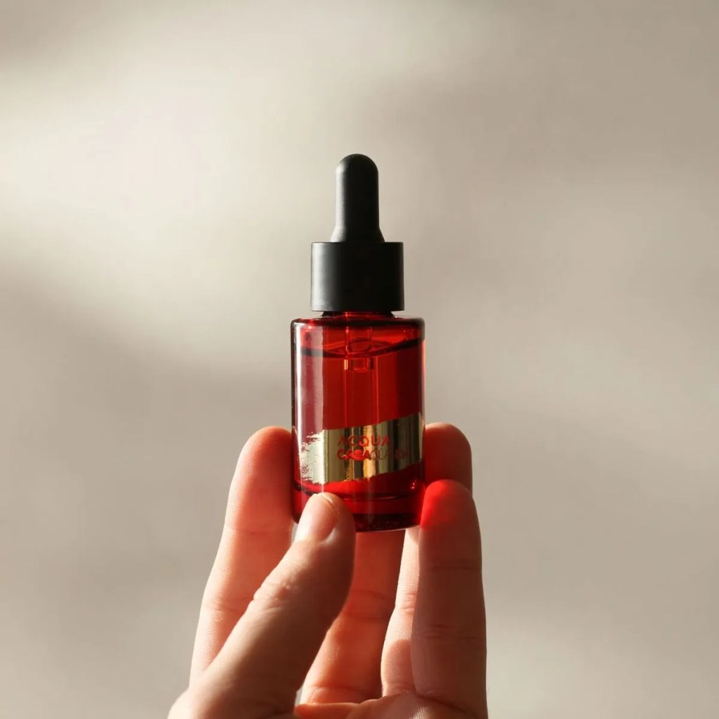 Imagem mostra essência concentrada Acqua Casa Cláudia 20ml Velvet Cherry