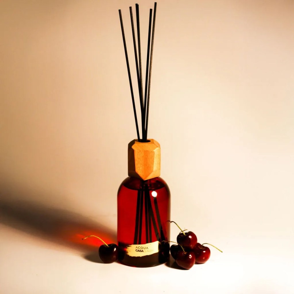 Imagem mostra difusor varetas Acqua Casa Cláudia Velvet Cherry