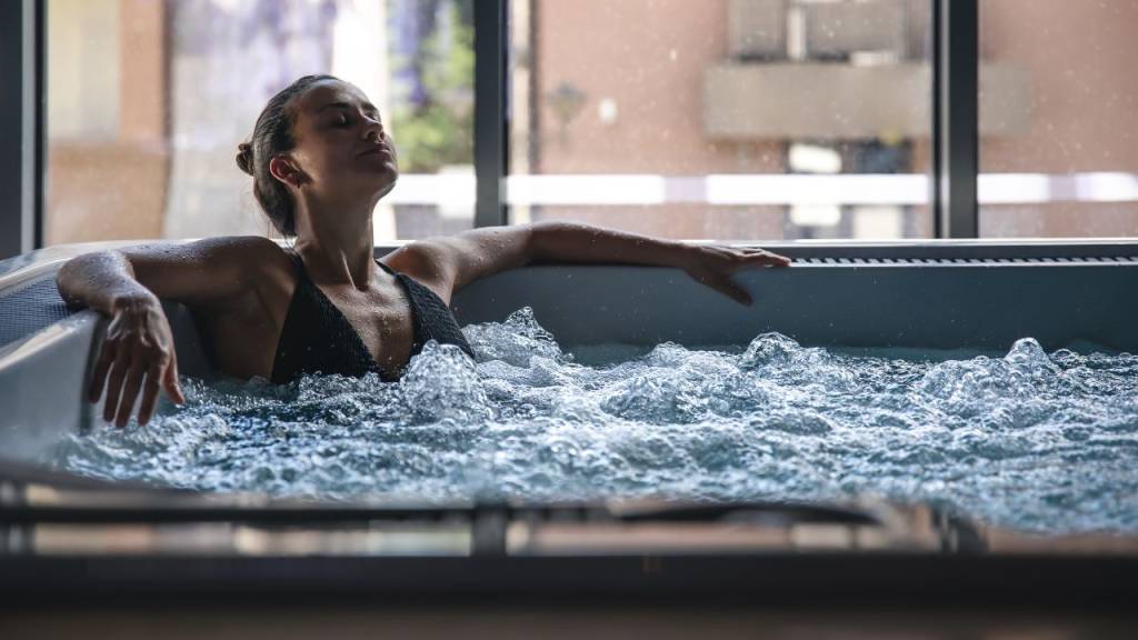 Banheiras portáteis: 4 modelos que vão transformar seu banheiro em um spa