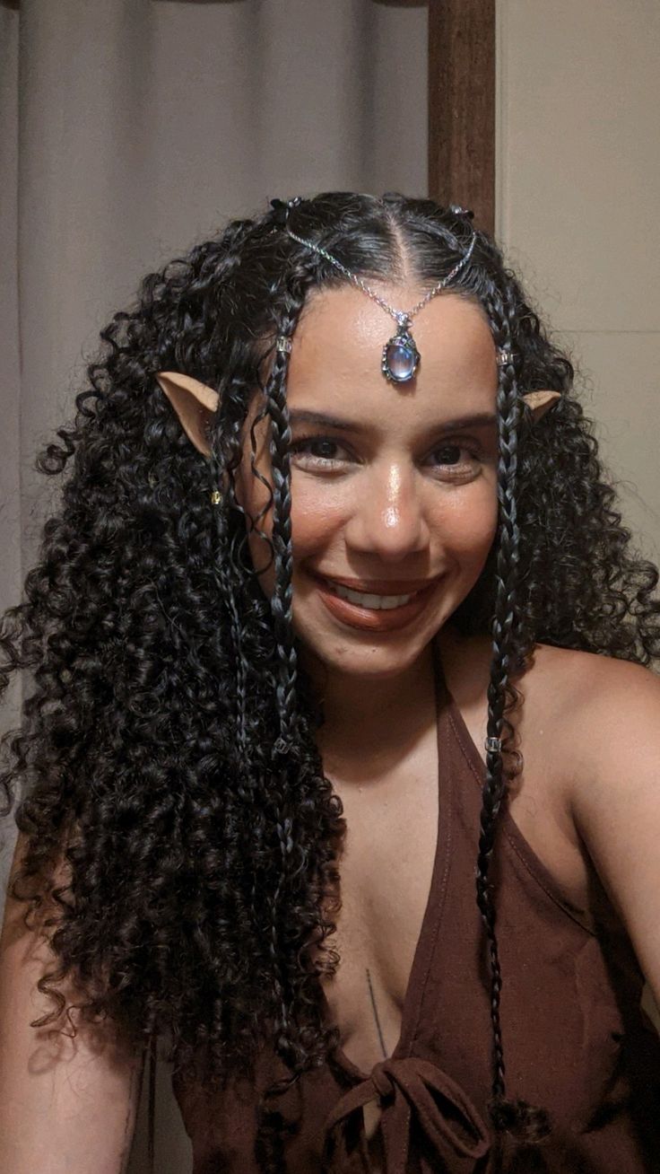 Penteado de elfa cacheada com tran&ccedil;as finas e acess&oacute;rios prateados