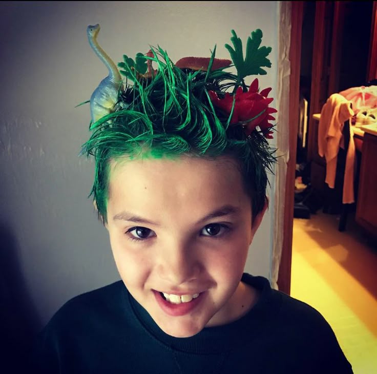 Cabelo verde com dinossauros e plantas