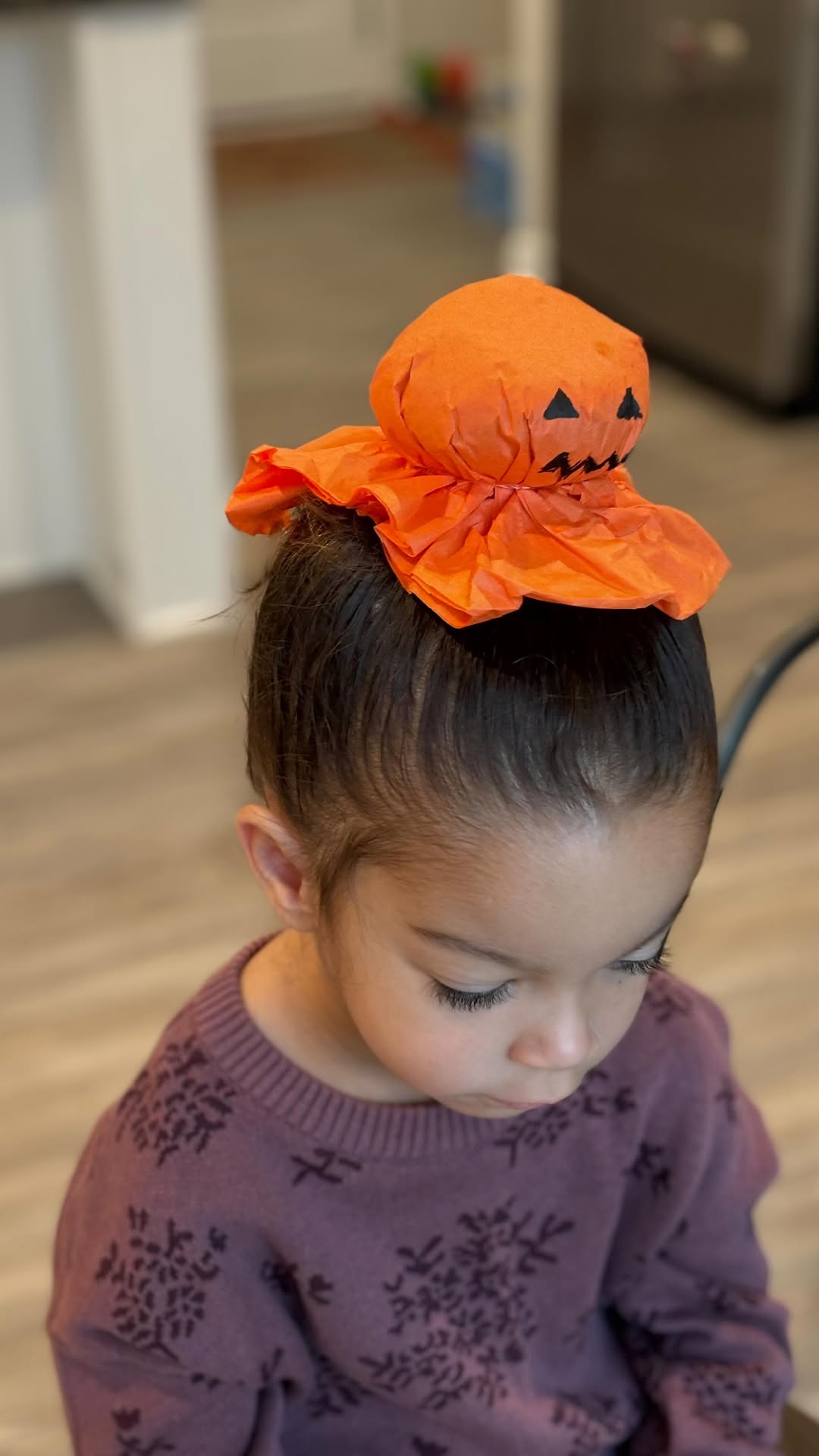 Coque decorado com papel laranja forma mini abóbora de Halloween