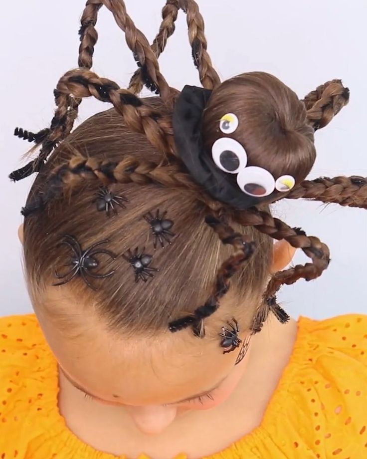 Coque vira aranha gigante em penteado de Halloween