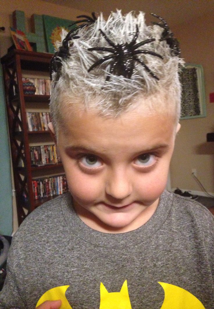 Penteado com aranhas de brinquedo imita teia de aranha no cabelo