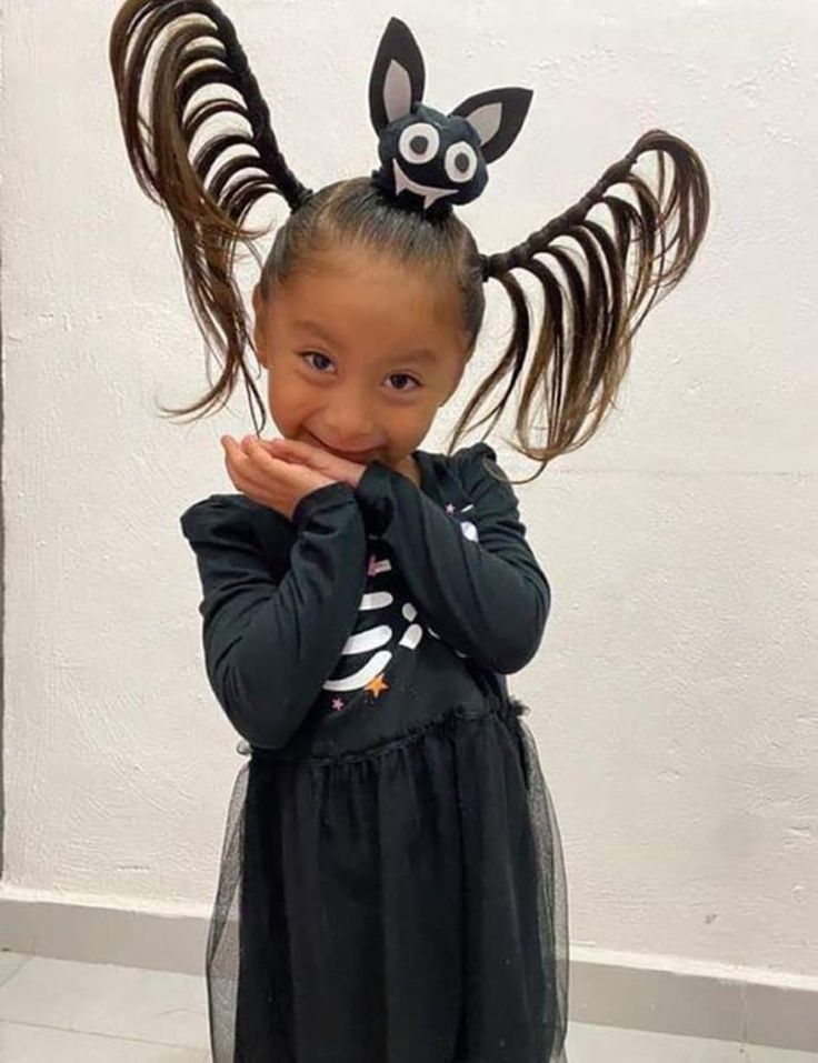 Penteado com formato de morcego é destaque no Halloween infantil