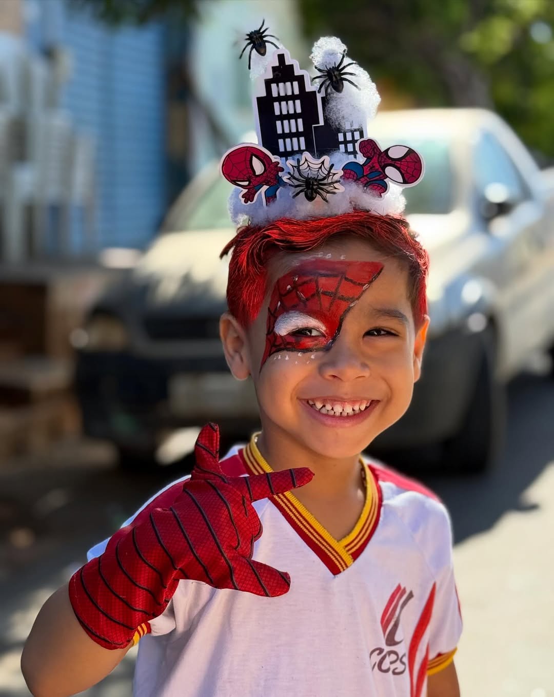 Cabelo vermelho com tema do Homem-Aranha