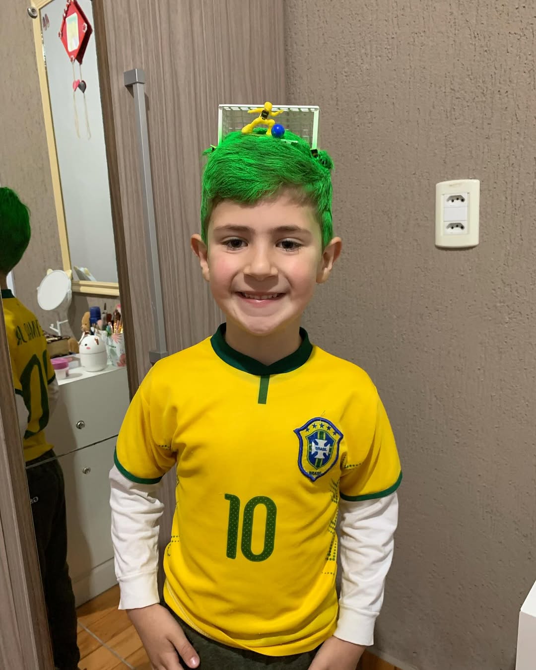 Cabelo verde com mini campo de futebol