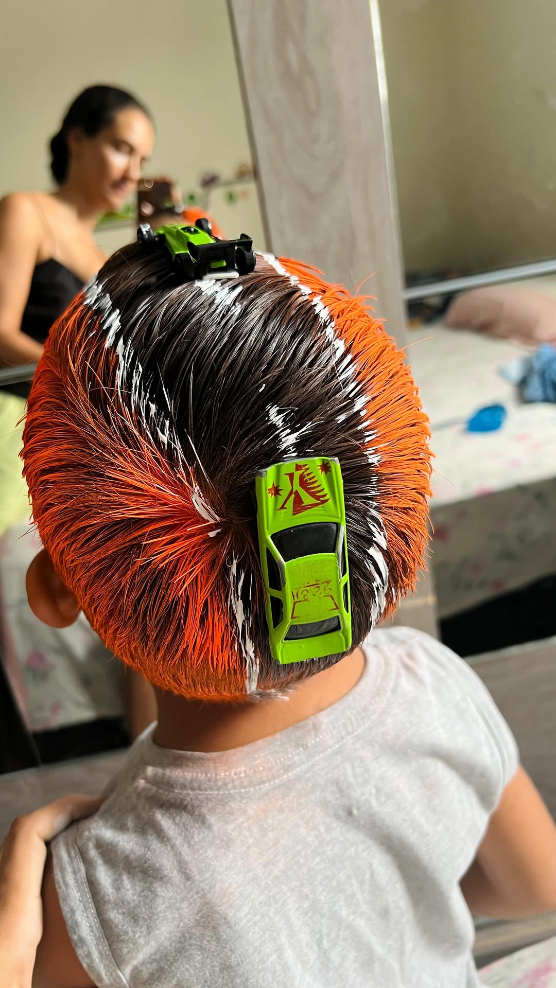 Cabelo com pista e mini carros