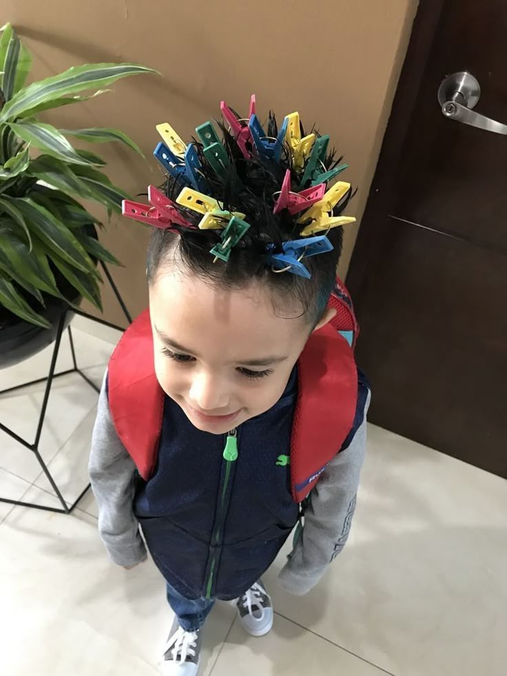 Cabelo com pregadores coloridos