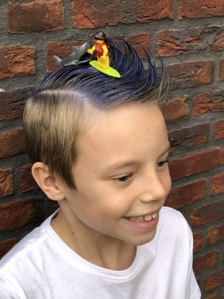 Cabelo azul com mini surfista e tubarão