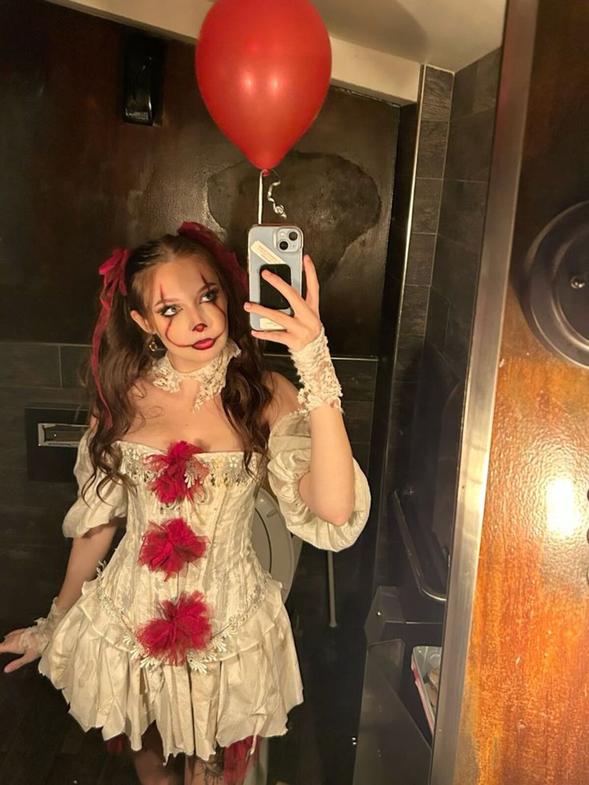 Imagem mostra fantasia customizada para o Halloween da palhaça do It, A coisa.