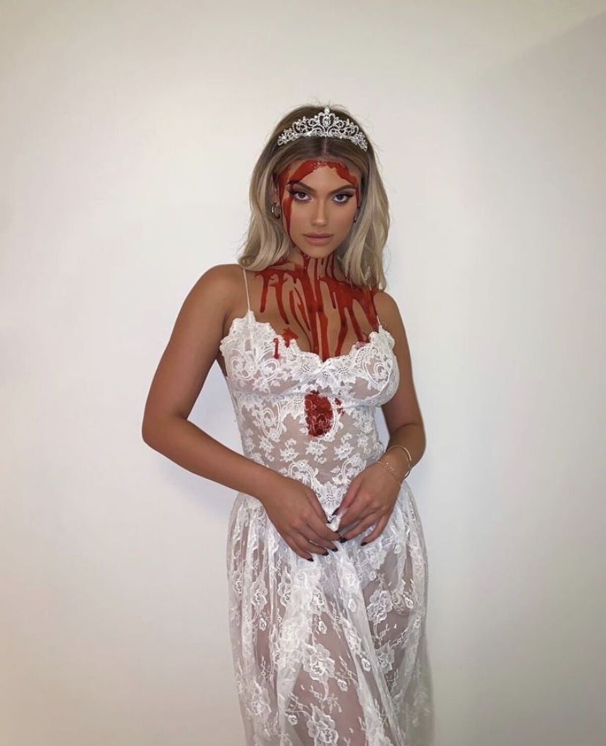 Imagem de fantasia customizada da noiva cadáver para o halloween.