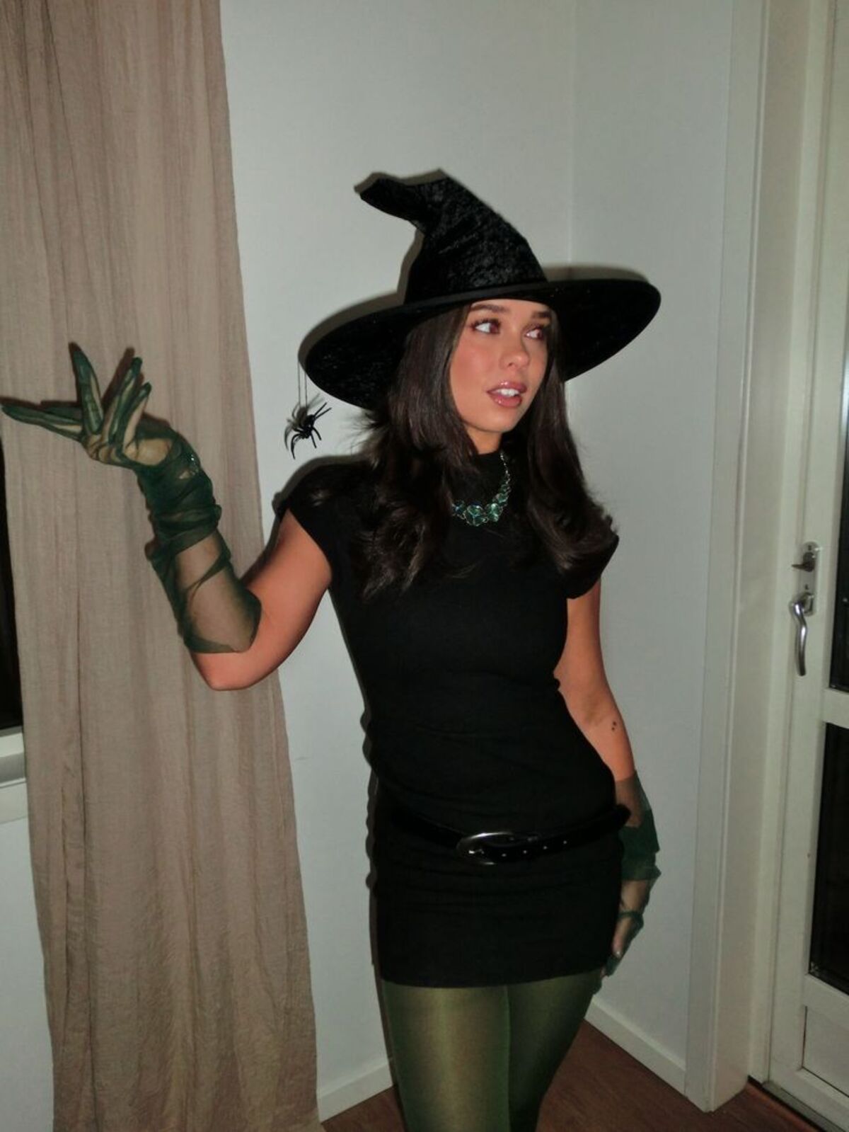 Imagem mostra fantasia de bruxa (The Wicked) para o Halloween, com chapéu de bruxa e luvas.