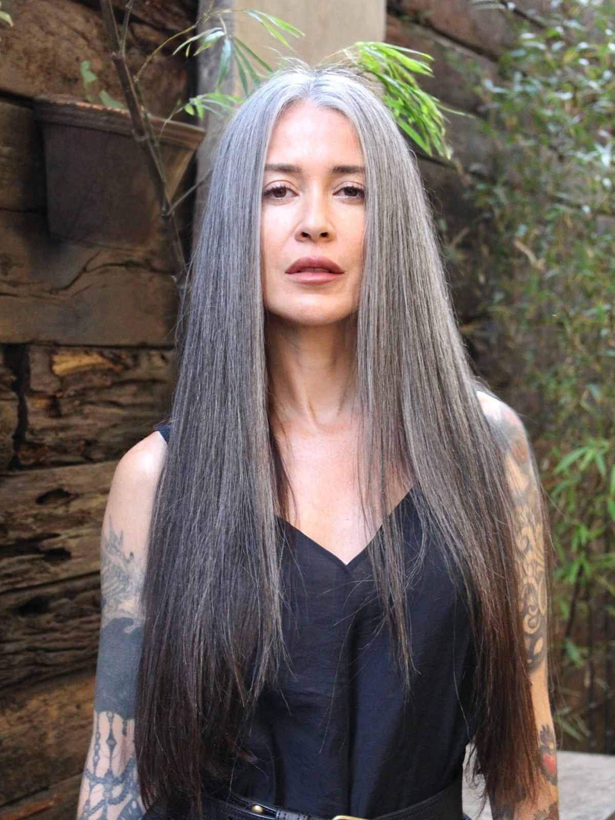 Imagem de mulher com cabelos longos e grisalhos.