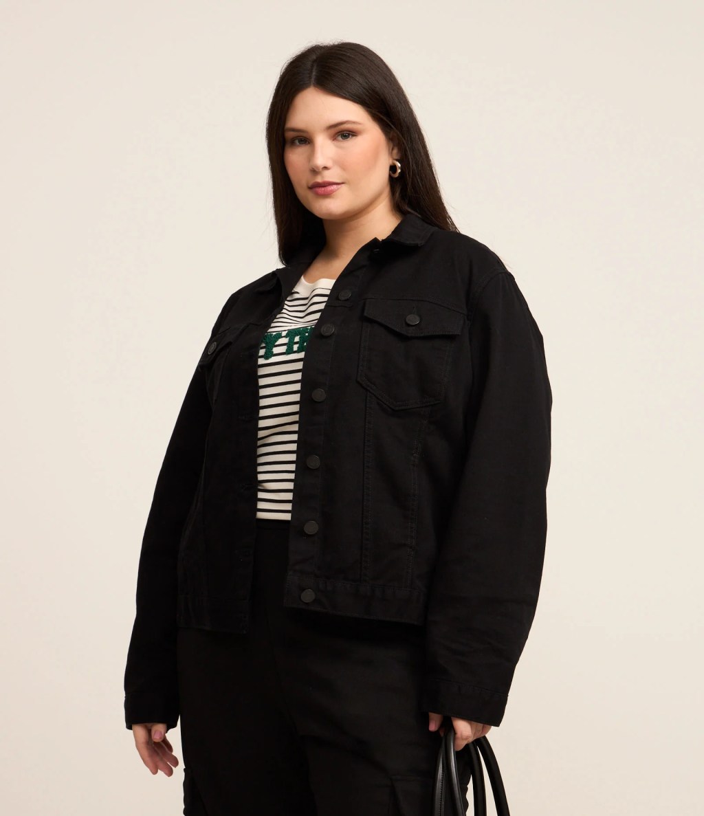 Foto de uma jaqueta plus size preta