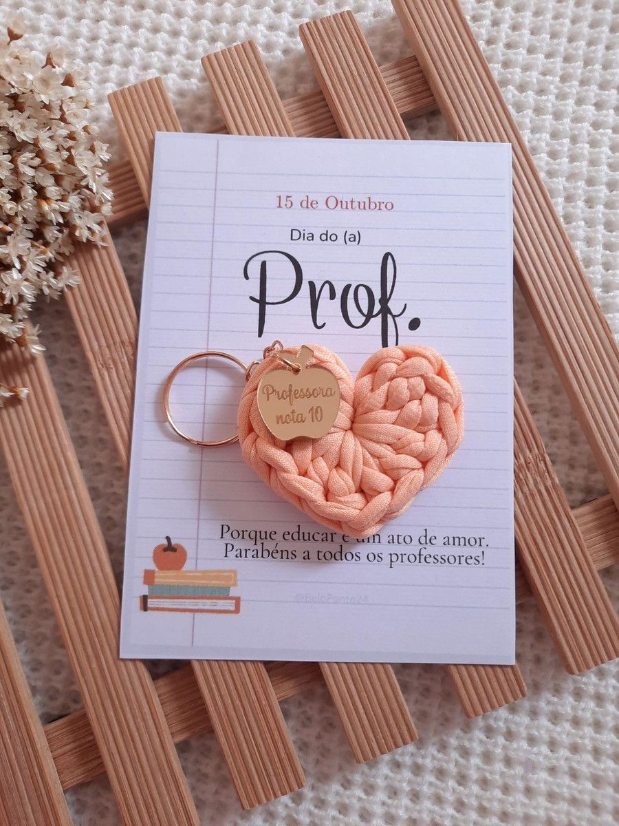 Imagem de chaveiro de coração de crochê para usar de lembrancinha para o dia dos professores.