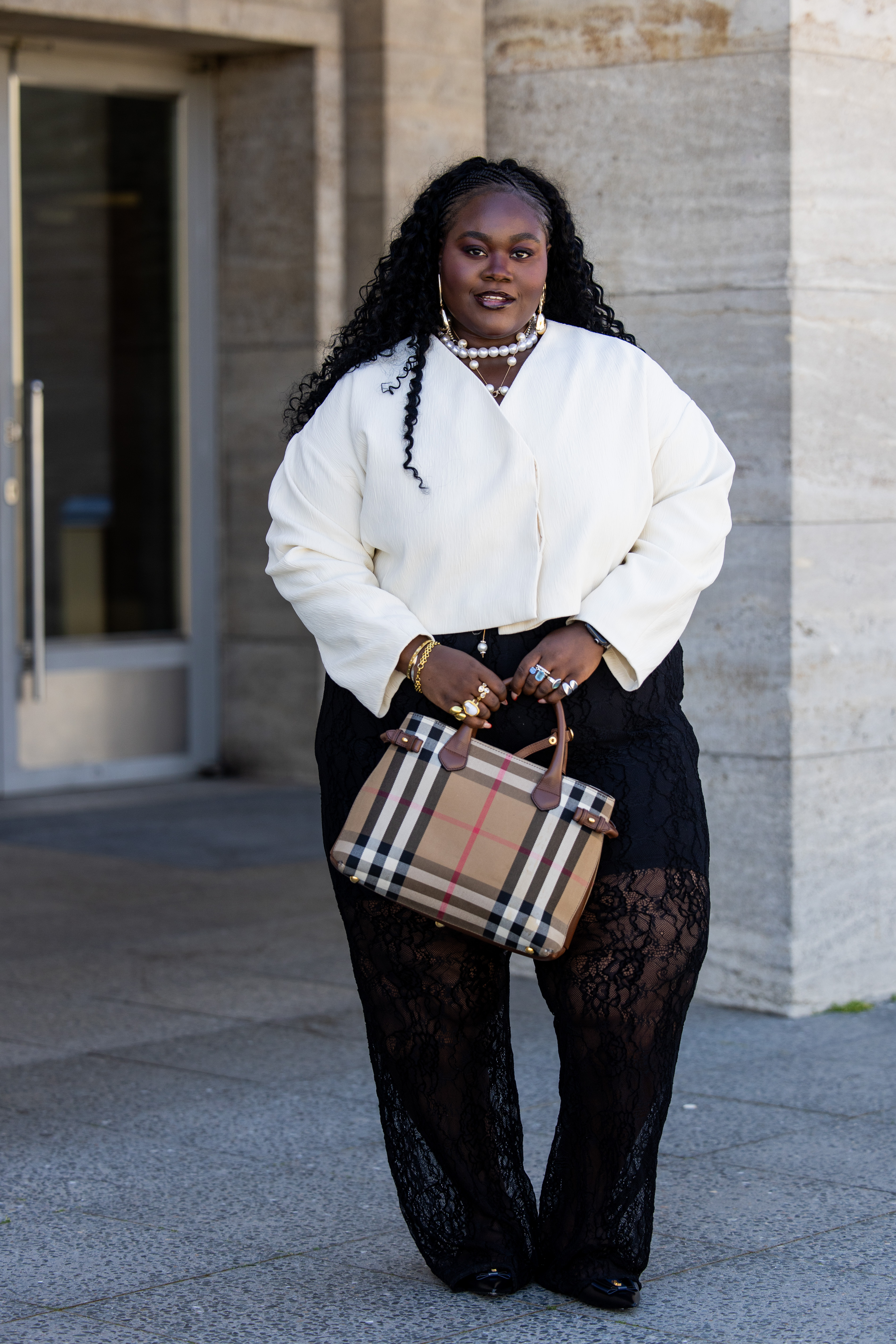 Cal&ccedil;a de renda ressurge nas passarelas e se consolida como tend&ecirc;ncia em 2025.