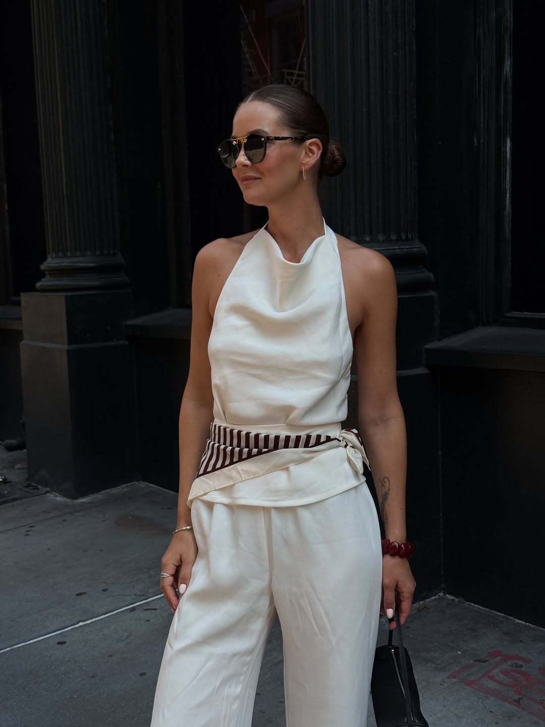 Len&ccedil;o listrado usado como cinto moderniza look de alfaiataria clara