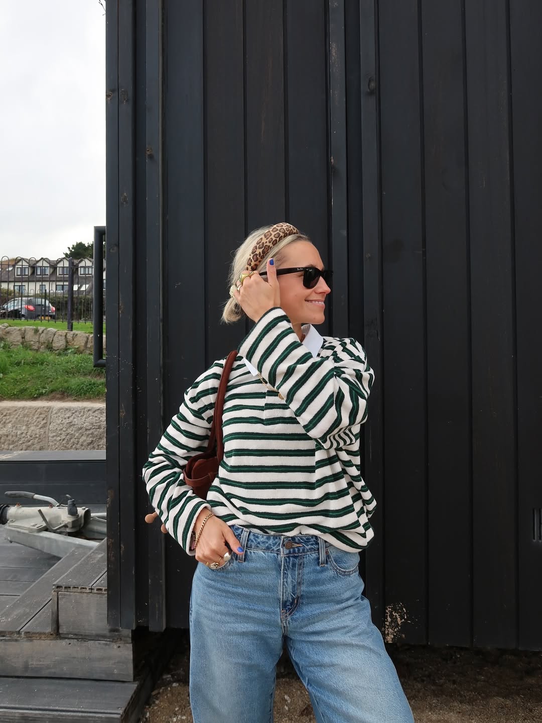 Tiara estampada com blusa listrada cria look jovem e despretensioso