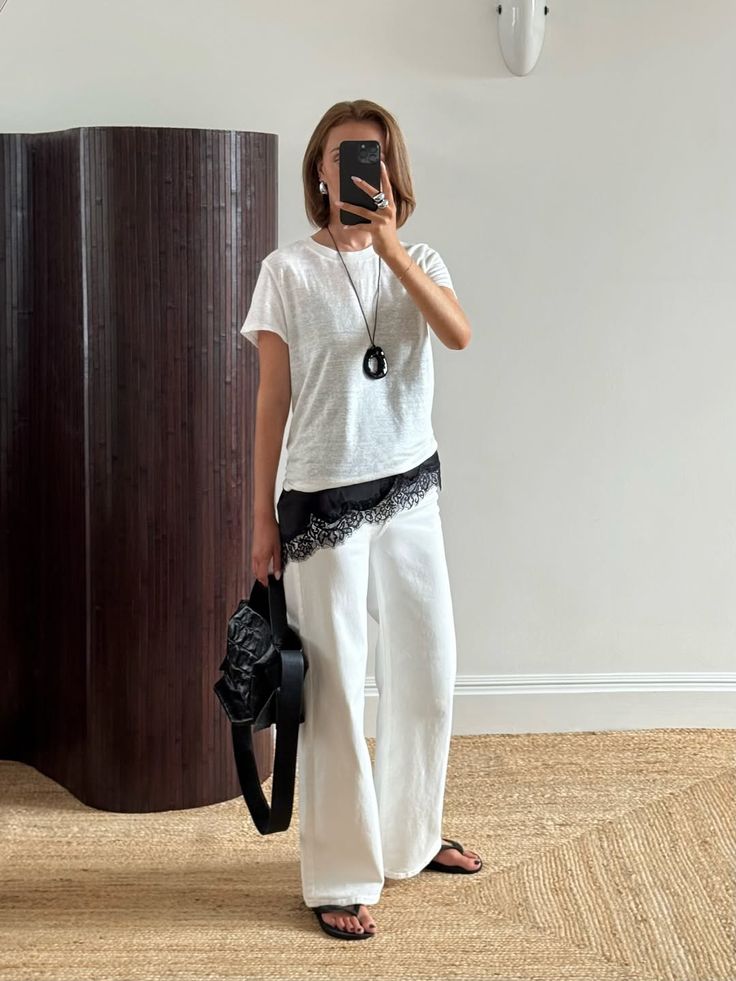 Look minimalista com camiseta branca, renda preta e cal&ccedil;a fluida