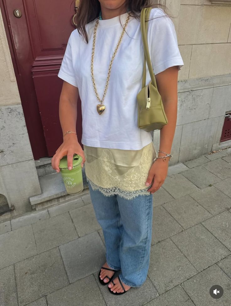 Sobreposição amarela de renda com jeans e camiseta branca