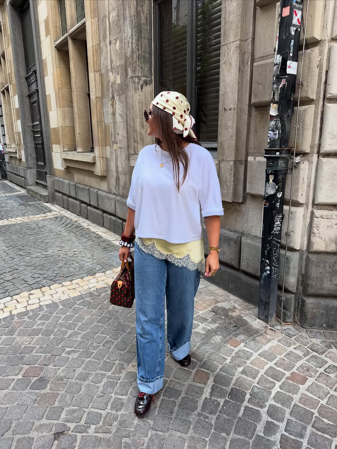 Sobreposição de renda amarela com jeans, camiseta branca e lenço estampado