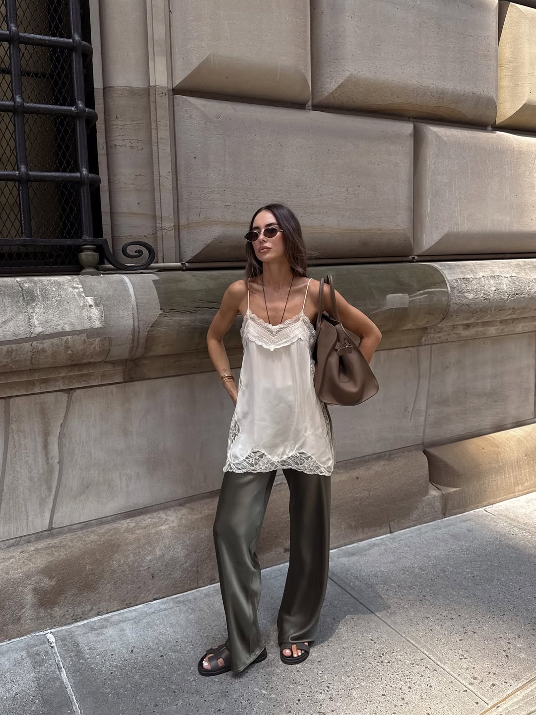 Vestido de seda off-white com renda usado sobre calça acetinada