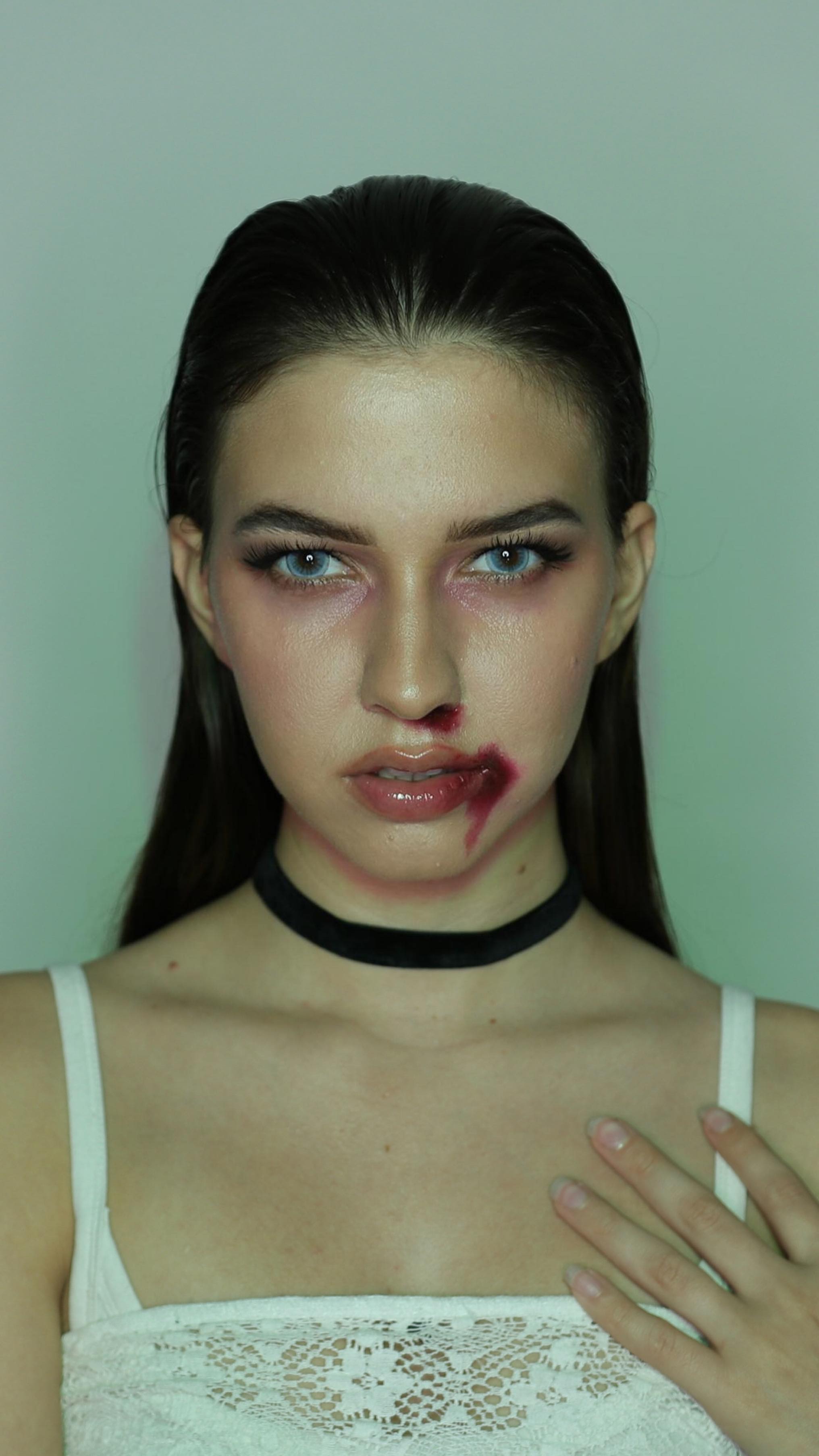 Maquiagem f&aacute;cil com efeito de sangue para o Halloween