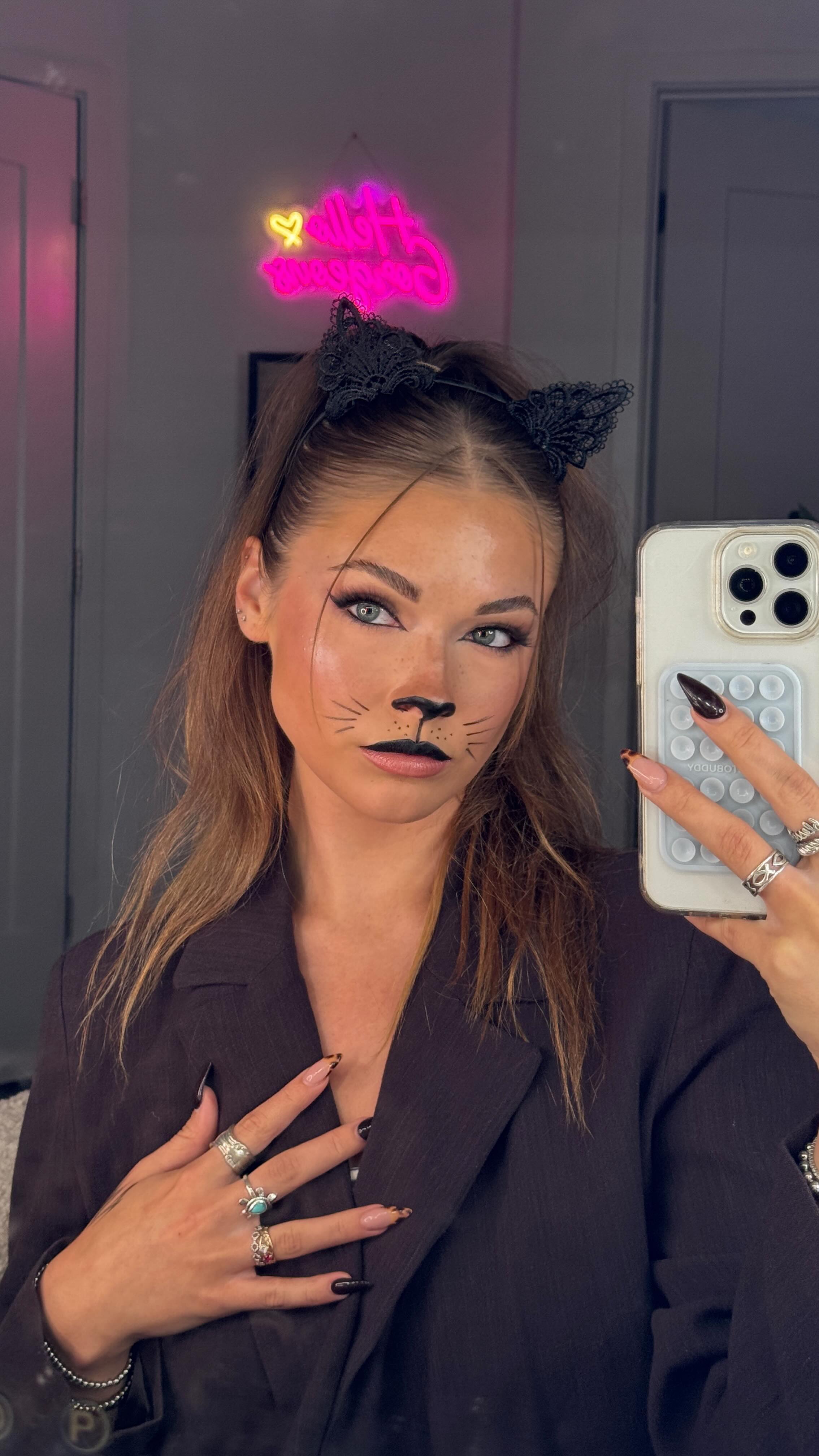 Maquiagem de gatinha f&aacute;cil para Halloween com delineado e nariz preto
