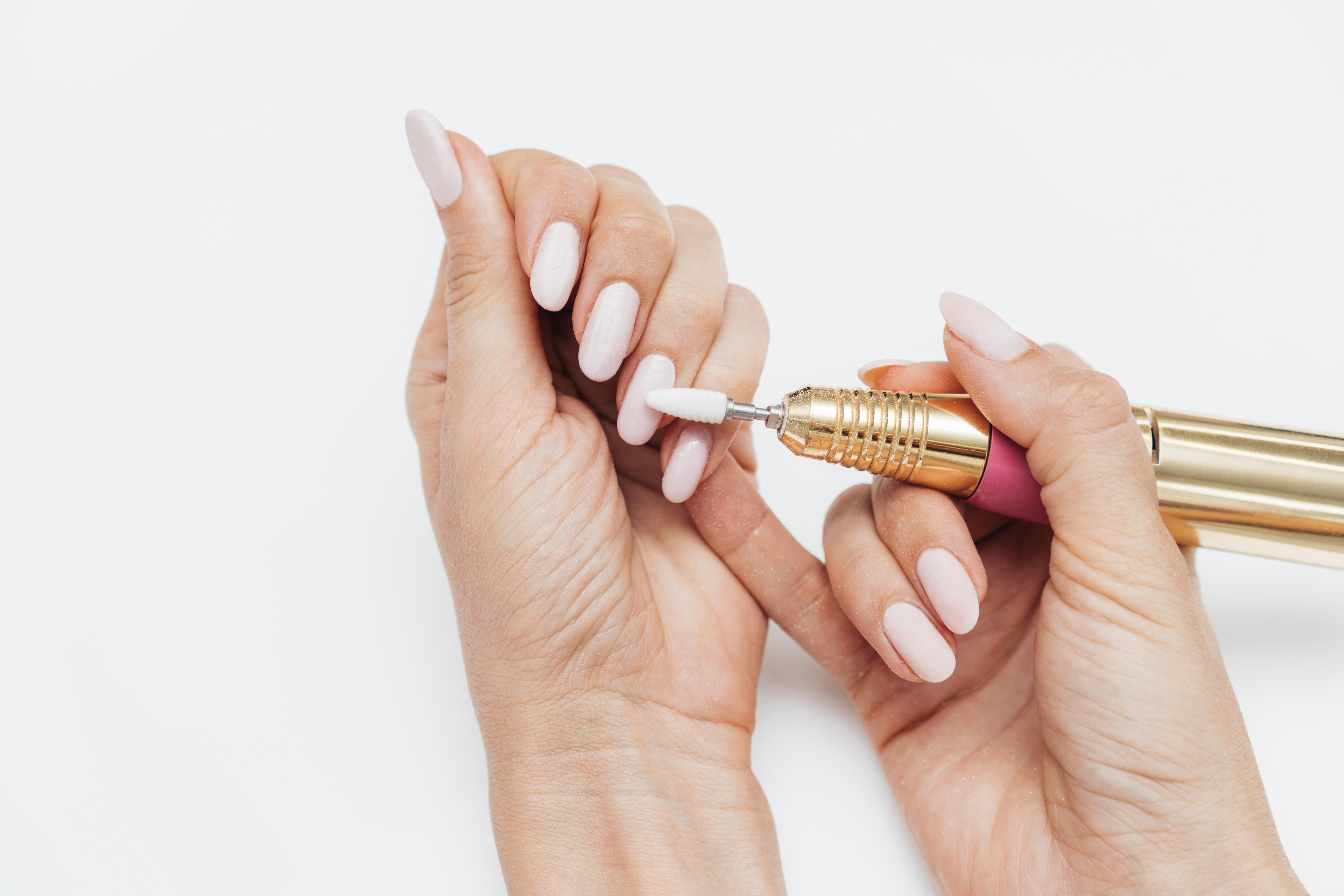 Imagem de mulher fazendo manicure russa.