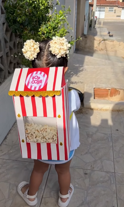 Imagem de criança indo para a escola com mochila criativa no dia da mochila maluca