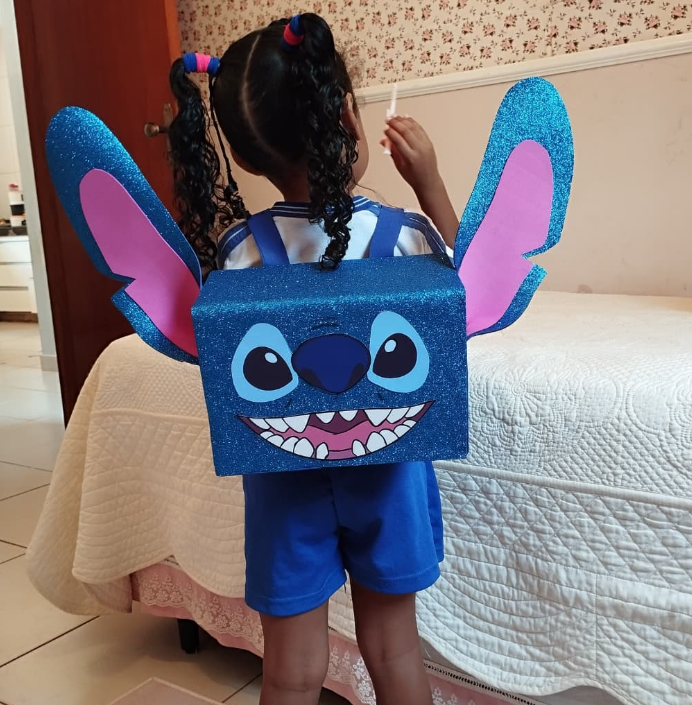 Imagem de criança indo para a escola com mochila criativa no dia da mochila maluca