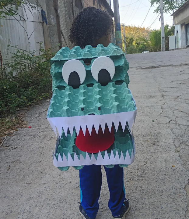 Imagem de criança indo para a escola com mochila criativa no dia da mochila maluca