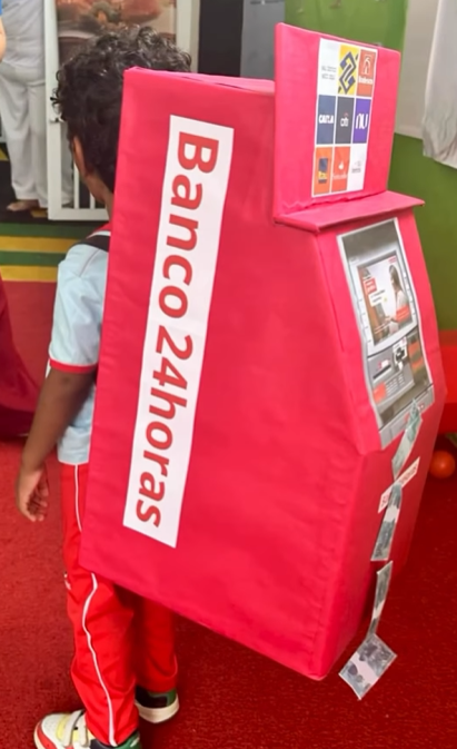 Imagem de criança indo para a escola com mochila criativa no dia da mochila maluca
