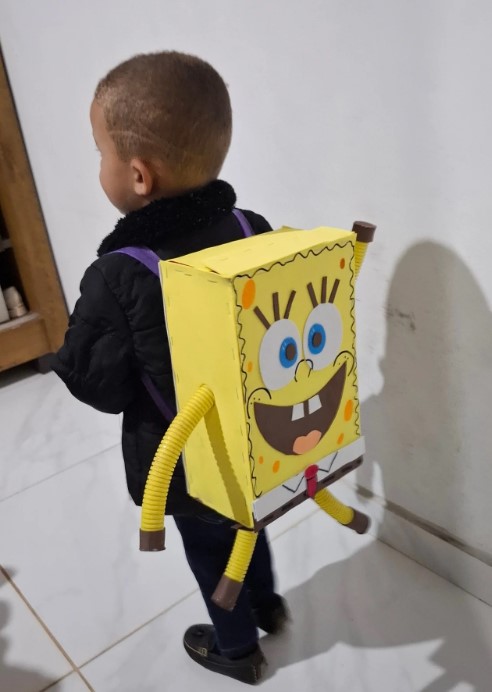 Imagem de criança indo para a escola com mochila criativa no dia da mochila maluca