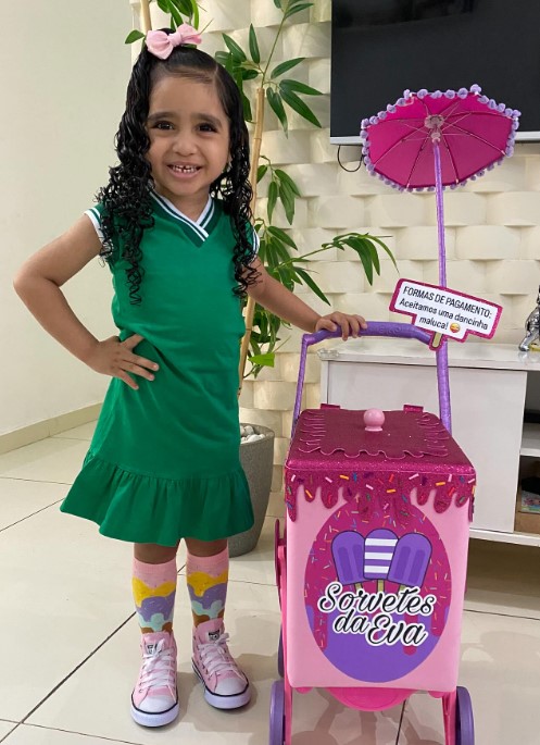 Imagem de criança indo para a escola com mochila criativa no dia da mochila maluca
