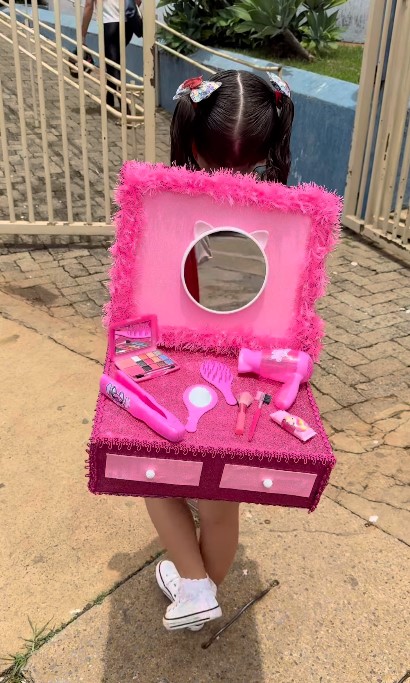 Imagem de criança indo para a escola com mochila criativa no dia da mochila maluca