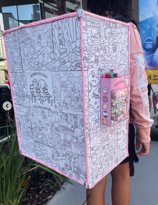 Imagem de criança indo para a escola com mochila criativa no dia da mochila maluca