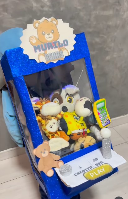 Imagem de criança indo para a escola com mochila criativa no dia da mochila maluca