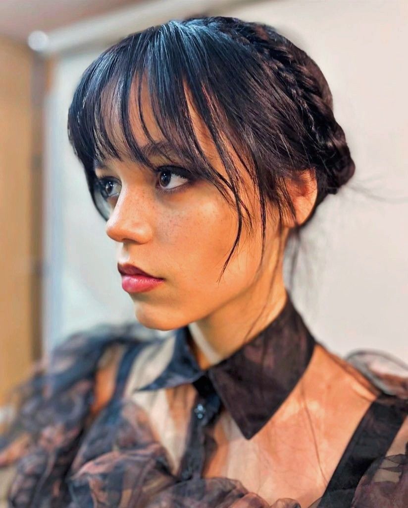 Ideia de penteado da Família Addams para o Halloween