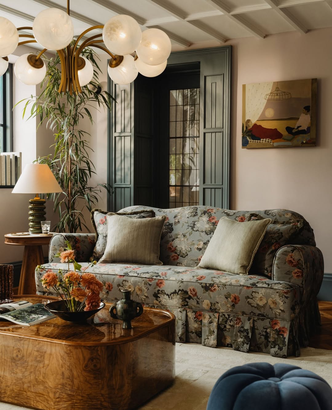 Inspirações de projetos com sofás estampados na decoração