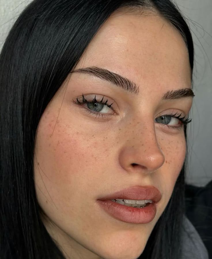 Sobrancelha reta e suave equilibra os tra&ccedil;os e traz serenidade &agrave; express&atilde;o