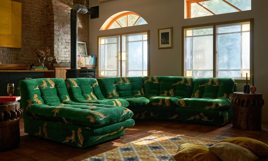 Inspirações de projetos com sofás estampados na decoração