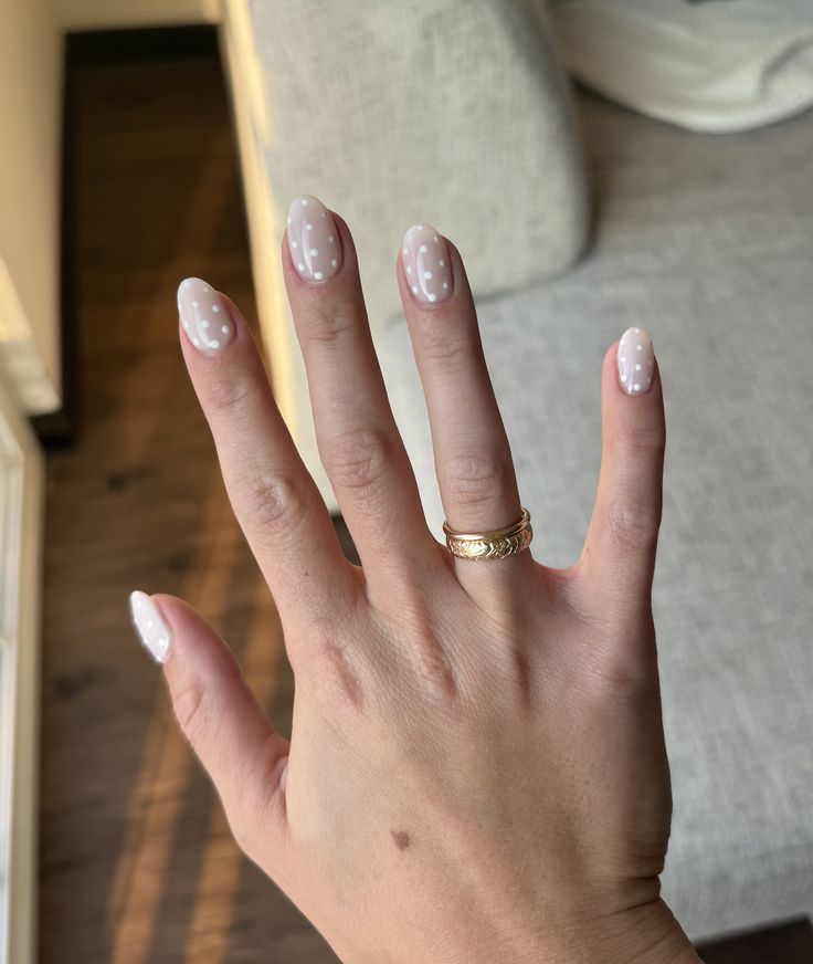 Nail art com poá branco traz um toque criativo e delicado