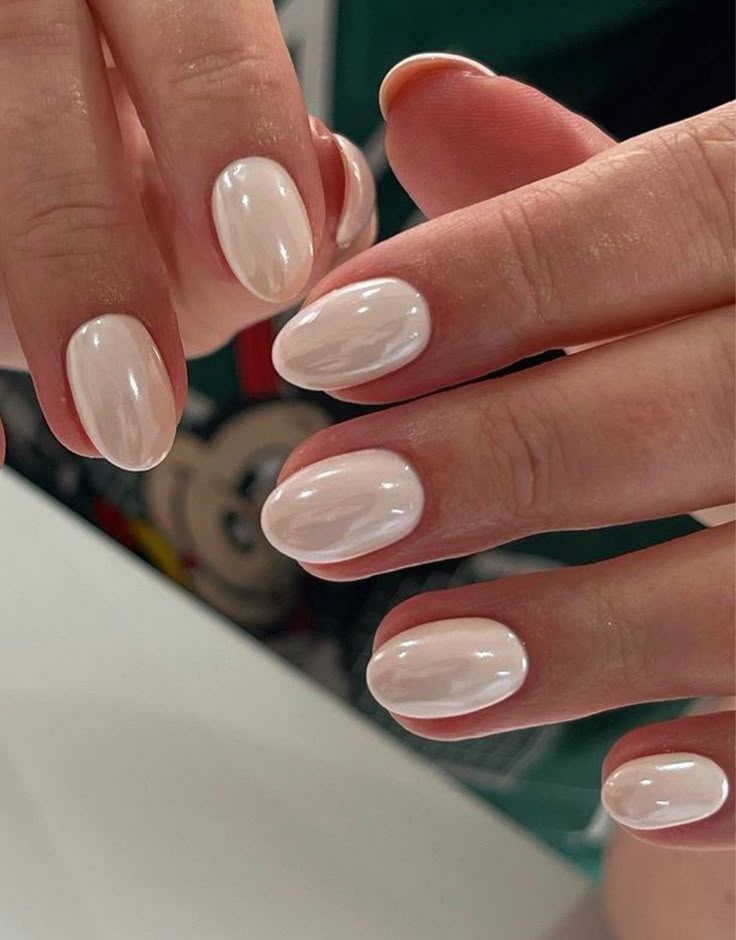 Unhas brancas peroladas refletem brilho suave e elegante
