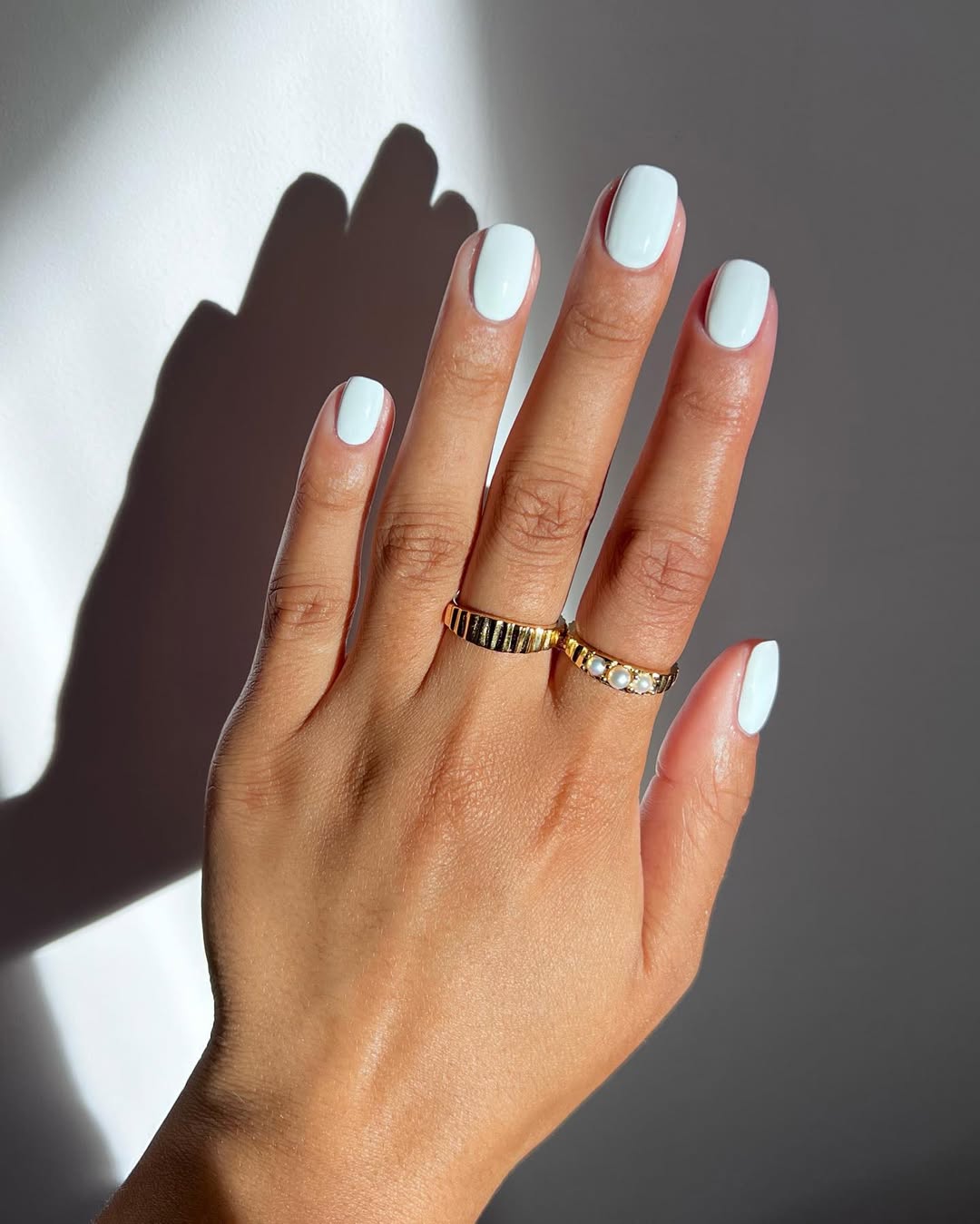 Esmalte branco sólido é uma aposta clássica e elegante